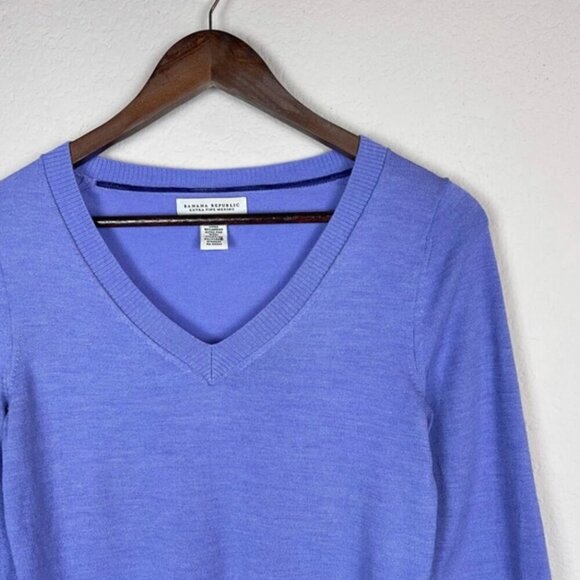 Banana Republic Extra Fine Merino Wool Sweater M Lavender Purple V-Neck Warm - Picture 4 of 7